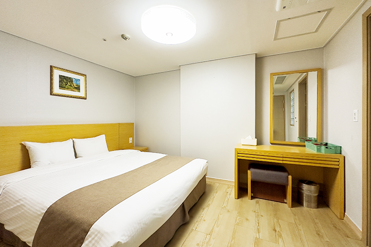 room-card-img-2
